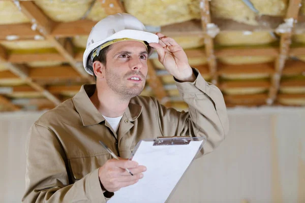 Homem Construtor Verificando Estado Construção — Fotografia de Stock