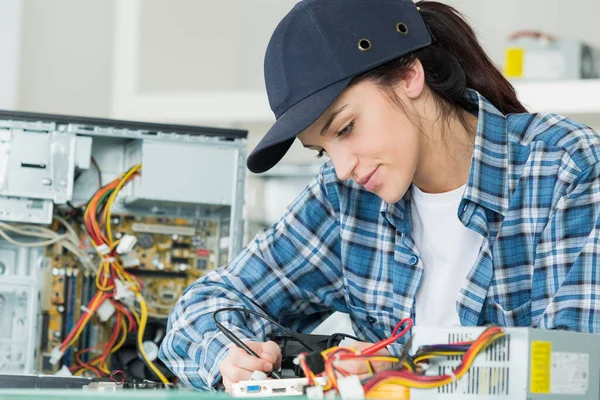 Uma Mulher Está Reparando Computador — Fotografia de Stock