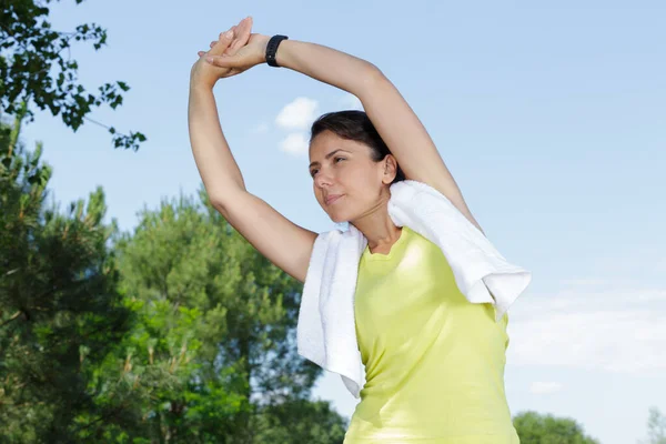 Retrato Una Mujer Haciendo Estiramiento Aire Libre —  Fotos de Stock