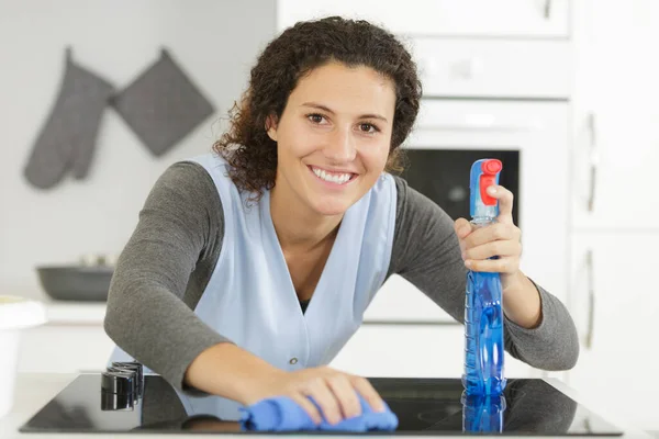 Mulher Pulverização Houshold Limpador Balcões Cozinha — Fotografia de Stock