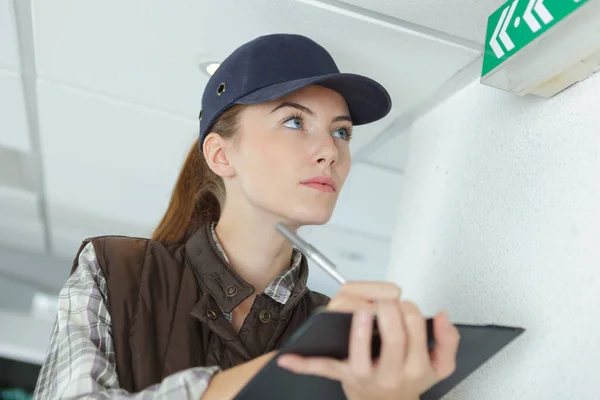 Trabajadora Fabricación Femenina Sujetando Portapapeles Observando —  Fotos de Stock