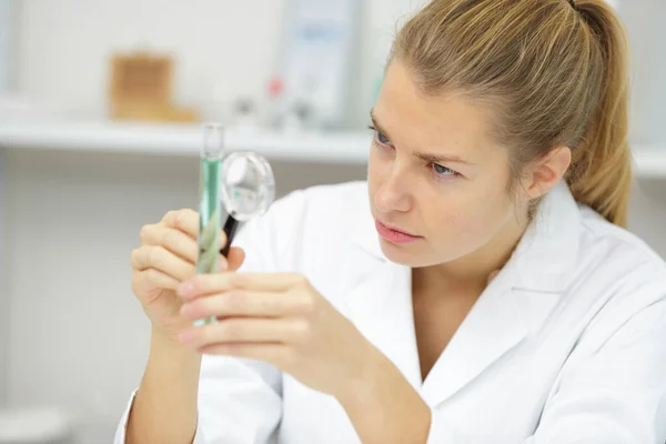 Kobieta Lekarz Trzymający Szkło Powiększające Probówki Analitycznej — Zdjęcie stockowe