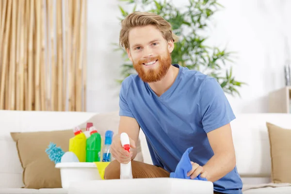 Hombre Barbudo Feliz Limpiando Piso — Foto de Stock