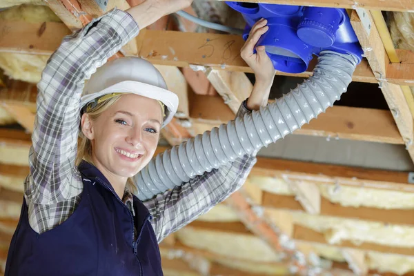 Portret Van Een Vrouw Die Ventilatiekast Monteert — Stockfoto