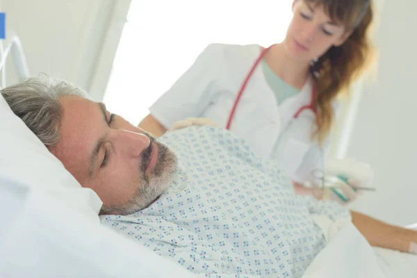 Doente Doente Deitado Cama Hospital — Fotografia de Stock