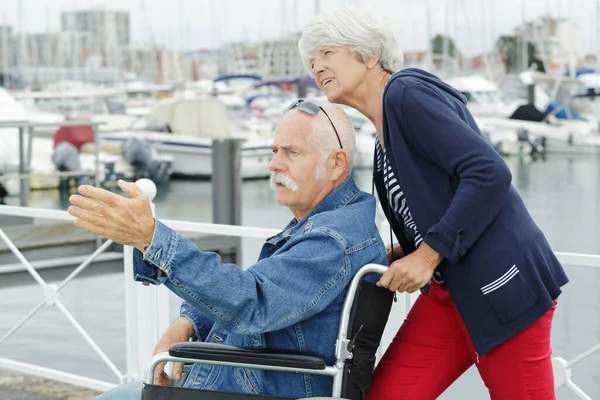 Una Pareja Ancianos Está Aire Libre —  Fotos de Stock