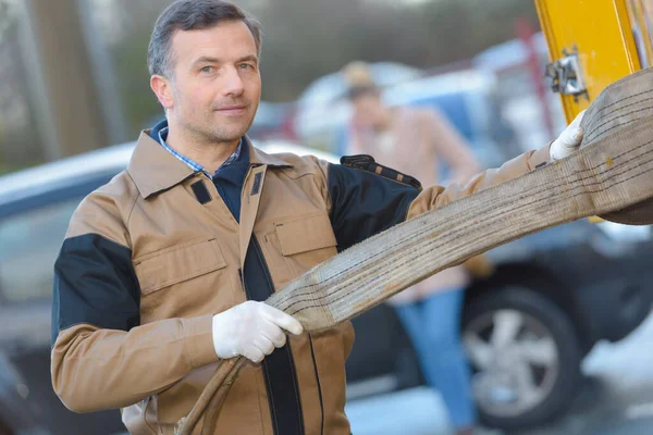 Trabajador Asistencia Remolque Coche — Foto de Stock