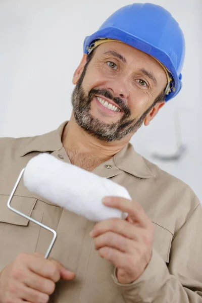 Ein Bauarbeiter Mit Einer Walze — Stockfoto