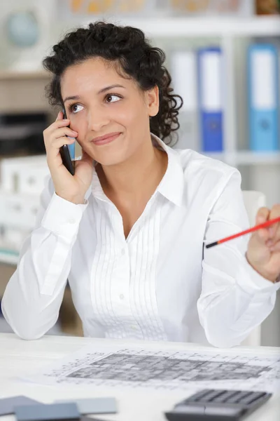 在繁忙的现代办公电话的女人 — 图库照片