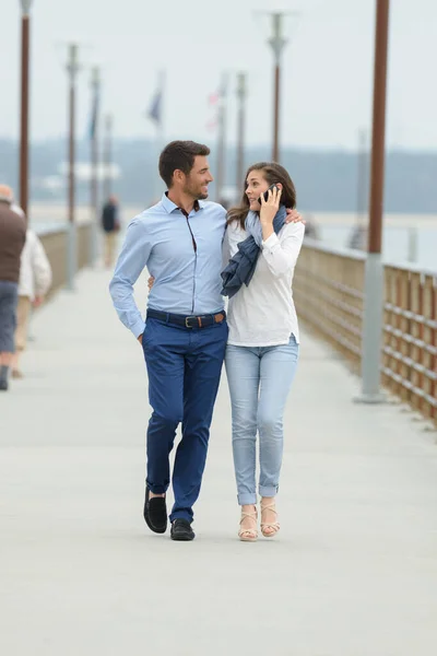 桟橋で恋に落ちるカップル — ストック写真