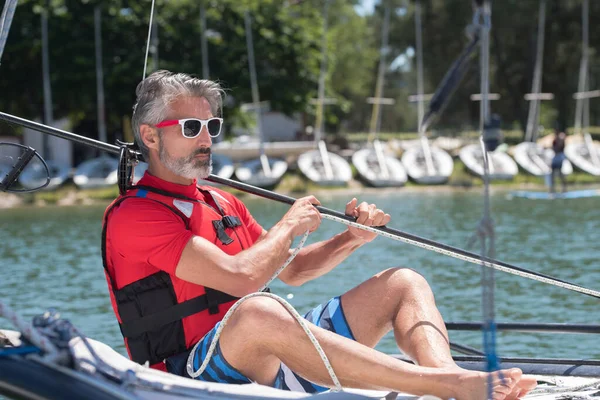 Uomo Durante Gara Vela — Foto Stock