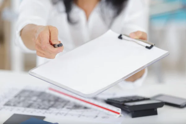 Jungunternehmerin Gibt Vertrag Zur Unterschrift — Stockfoto