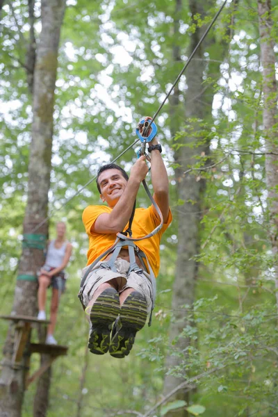 Een Man Ziplijnt Door Het Bos Lao — Stockfoto