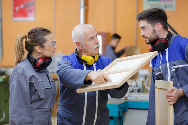 Jovens Aprendizes Com Carpinteiro Profissional — Fotografia de Stock