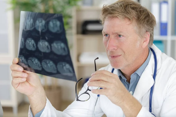 Preocupação Médico Verificação Uma Radiografia — Fotografia de Stock