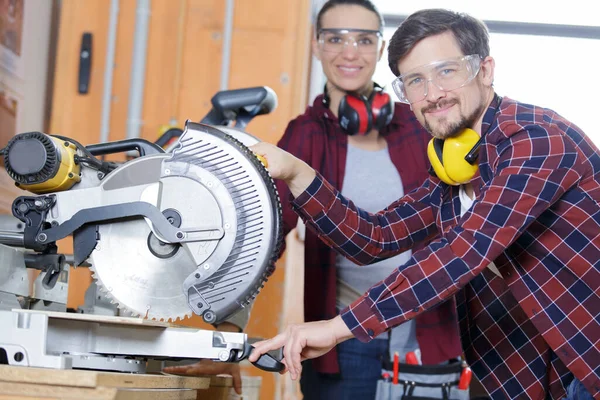 Håndverker Kvinne Med Vernebriller Som Sager Ved – stockfoto