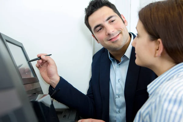 Trabajador Está Comprobando Pantalla — Foto de Stock