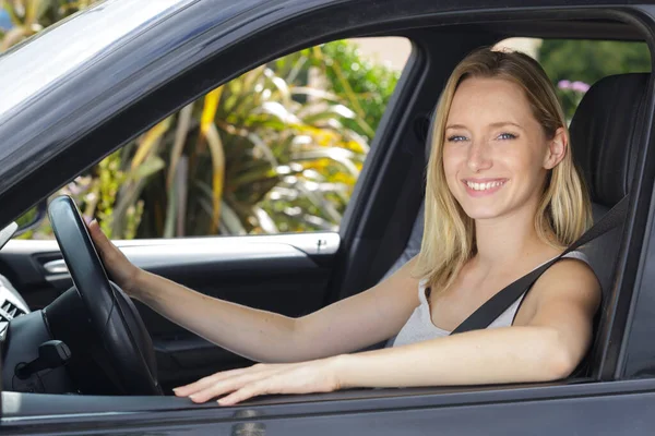 Mooie Vrouw Rijden Auto Bij Zonsondergang — Stockfoto