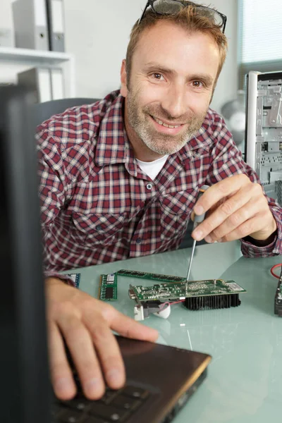Glimlachende Technicus Repareren Van Een Circuit — Stockfoto