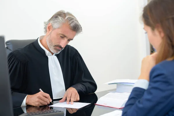 Advocaat Ondertekent Een Document Een Kantoor Met Vrouwelijke Cliënt — Stockfoto