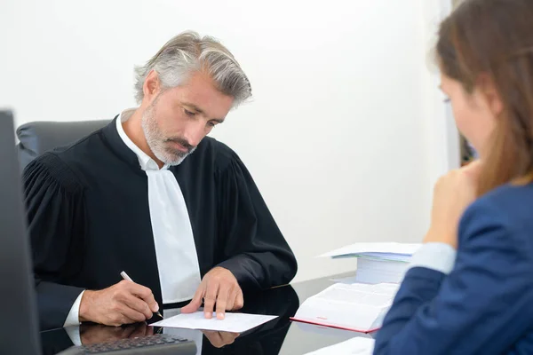 Avvocato Che Firma Documento Ufficio Con Una Cliente Donna — Foto Stock