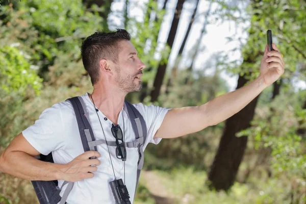 Przystojny Turysta Robi Selfie — Zdjęcie stockowe