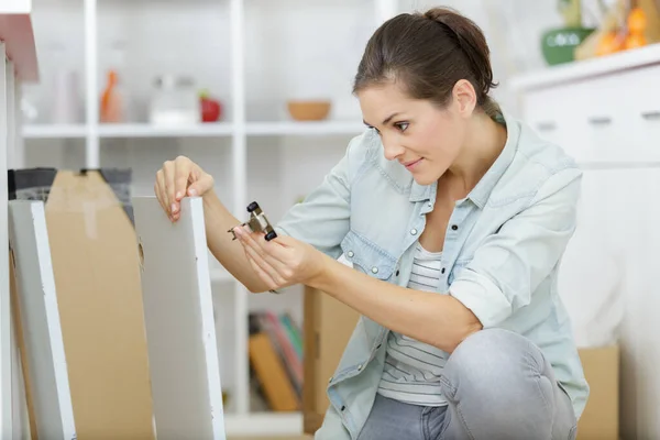 Jovem Mulher Montagem Móveis Novo Apartamento — Fotografia de Stock