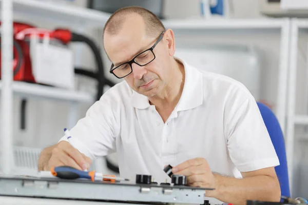 Technicus Moederbord Repareren Door Het Solderen Van Chips — Stockfoto