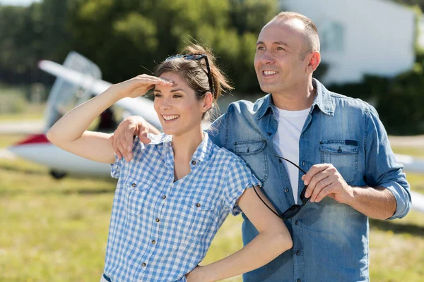 Par Förälskade Nära Ett Privat Plan — Stockfoto