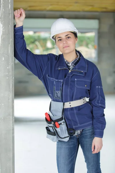 Mujer Constructor Sonriendo Cámara —  Fotos de Stock