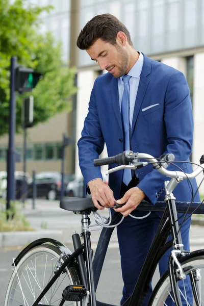 年轻的商人骑着自行车 — 图库照片
