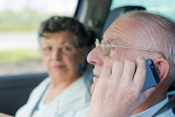 Pareja Ancianos Conduciendo Coche Mientras Usa Teléfono — Foto de Stock