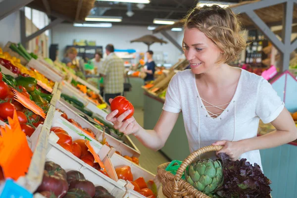 Vrouw Het Kopen Van Tomaten Supermarkt — Stockfoto