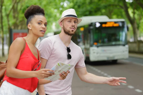 Jovem Casal Férias Saudando Ônibus — Fotografia de Stock