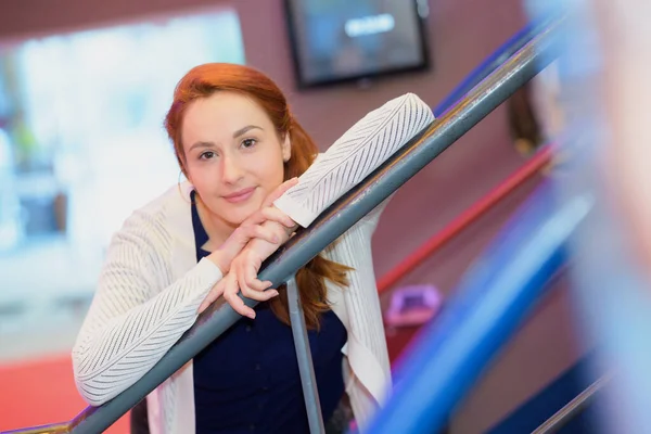 Porträt Einer Jungen Geschäftsfrau — Stockfoto