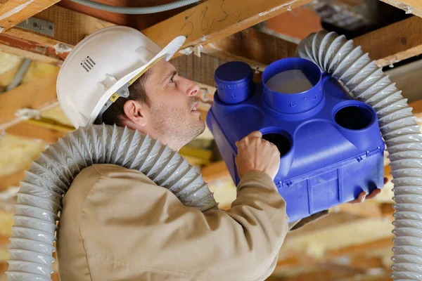 Hantverkare Som Installerar Ventilationssystem — Stockfoto