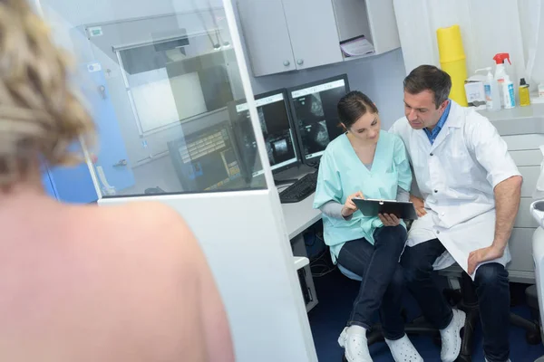 Radiologie Medizinisches Personal Gespräch Patienten Nackte Schulter Vordergrund — Stockfoto