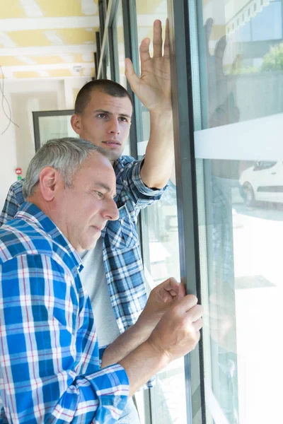Arbeiter Beim Einbau Neuer Fenster — Stockfoto