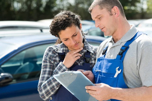 Beau Travailleur Des Services Assistant Conseil — Photo