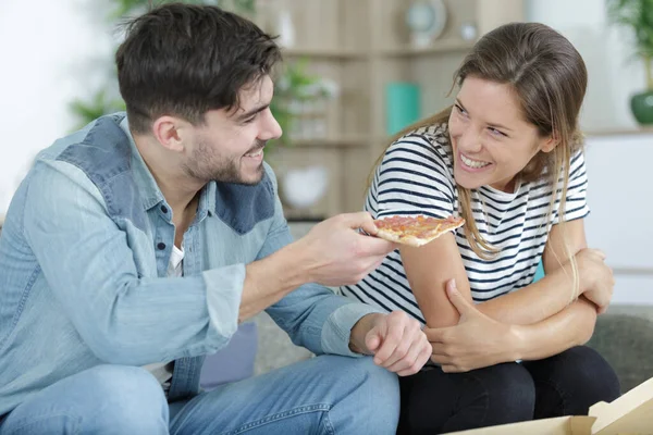 Mann Bietet Seiner Freundin Ein Stück Pizza — Stockfoto