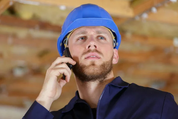 Bouwer Man Met Een Mobiele Telefoon Een Beschermende Helm — Stockfoto