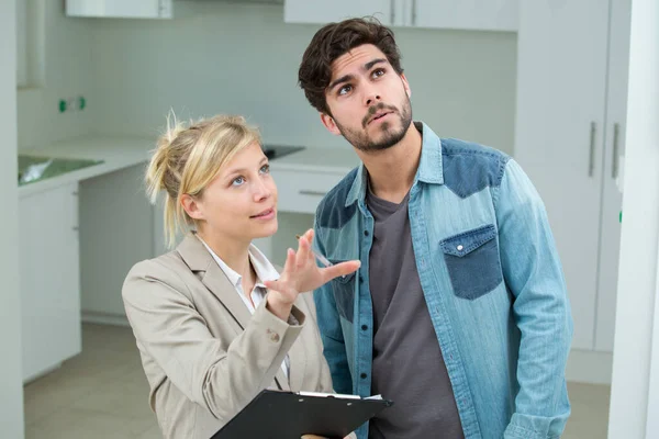 Klient Besucht Eine Wohnung Mit Makler — Stockfoto