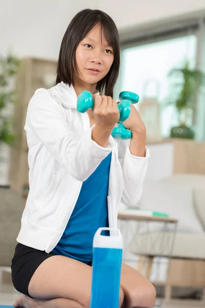 Deportiva Bonita Mujer Haciendo Ejercicio Casa Con Mancuernas — Foto de Stock