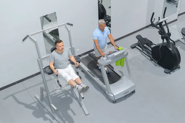 Zwei Männer Beim Intensiven Training Fitnessstudio — Stockfoto