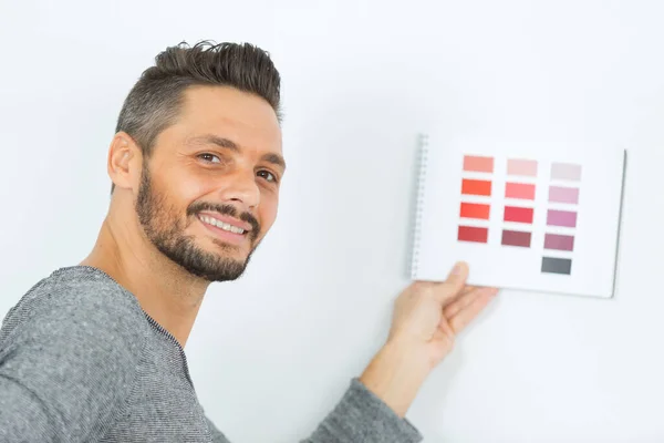 Trabajador Sosteniendo Muestras Para Elegir Color Pared —  Fotos de Stock