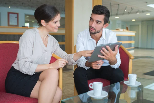 Colleghi Che Prendono Una Pausa Caffè Una Hall Dell Ufficio — Foto Stock