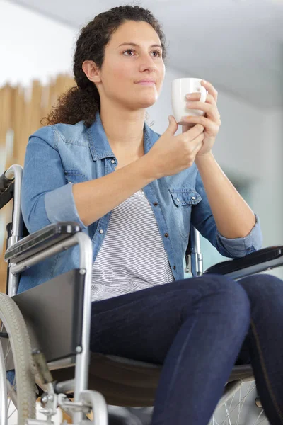 Όμορφη Ευτυχισμένη Γυναίκα Αναπηρική Καρέκλα Πίνοντας Καφέ — Φωτογραφία Αρχείου