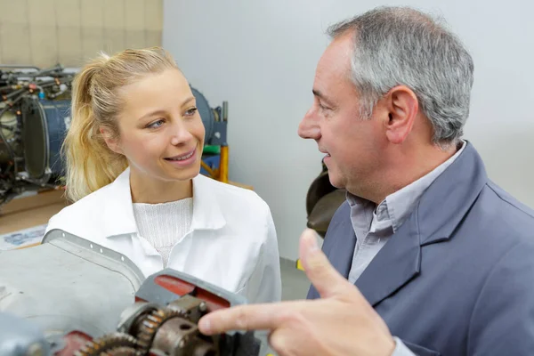 Vrouw Als Leerling Praten Met Leraar — Stockfoto