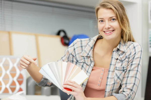 Mujer Feliz Examinando Muestras Color Oficina —  Fotos de Stock