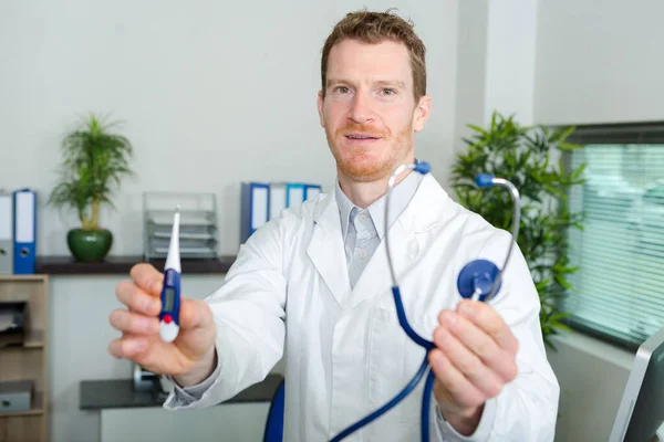 Bonito Médico Masculino Segurando Termômetro — Fotografia de Stock